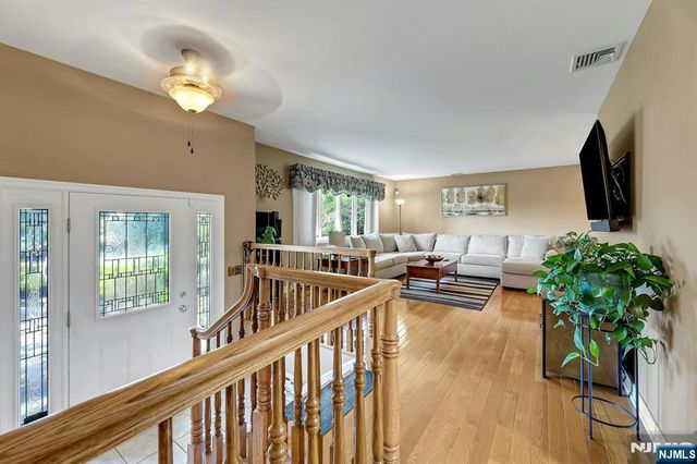 5 Seminole Way, West Milford, NJ 07480