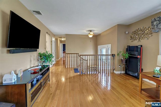 5 Seminole Way, West Milford, NJ 07480