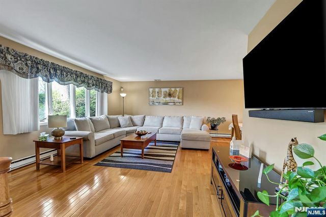 5 Seminole Way, West Milford, NJ 07480