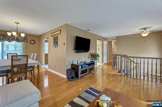 5 Seminole Way, West Milford, NJ 07480