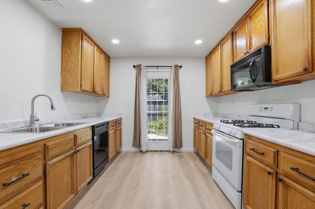 1061 Courtyard Dr, Yuba City, CA 95991