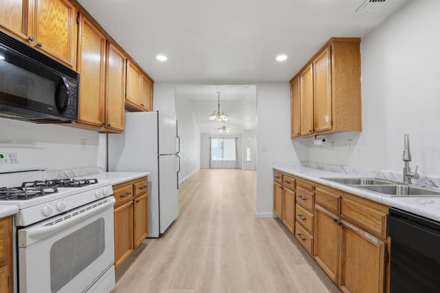 1061 Courtyard Dr, Yuba City, CA 95991