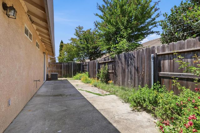 1061 Courtyard Dr, Yuba City, CA 95991