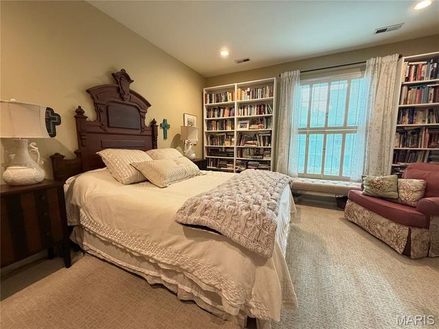 450 E Lockwood Avenue 206, Webster Groves, MO 63119