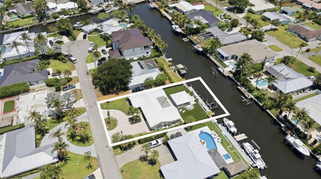 16 LEEWARD Circle, Tequesta, FL 33469