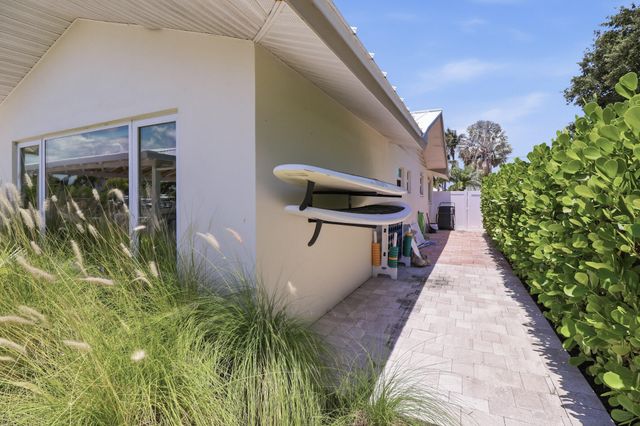 16 LEEWARD Circle, Tequesta, FL 33469