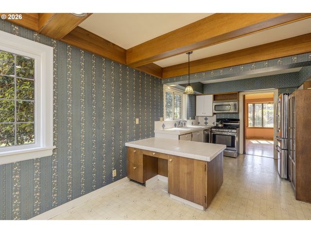 809 Ne JACKSON SCHOOL Rd, Hillsboro, OR 97124