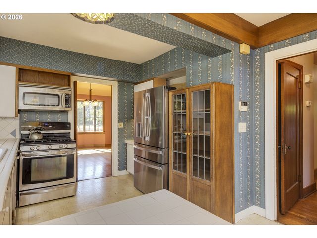 809 Ne JACKSON SCHOOL Rd, Hillsboro, OR 97124