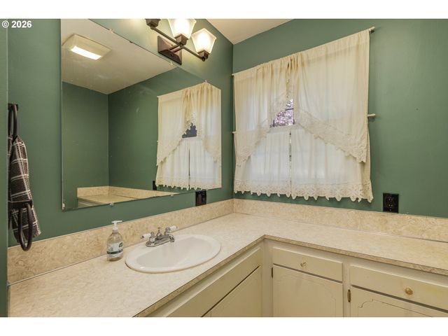 809 Ne JACKSON SCHOOL Rd, Hillsboro, OR 97124