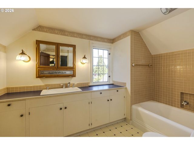 809 Ne JACKSON SCHOOL Rd, Hillsboro, OR 97124