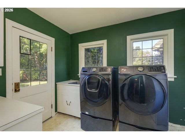 809 Ne JACKSON SCHOOL Rd, Hillsboro, OR 97124