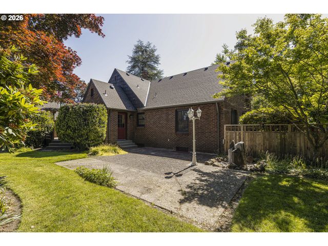 809 Ne JACKSON SCHOOL Rd, Hillsboro, OR 97124