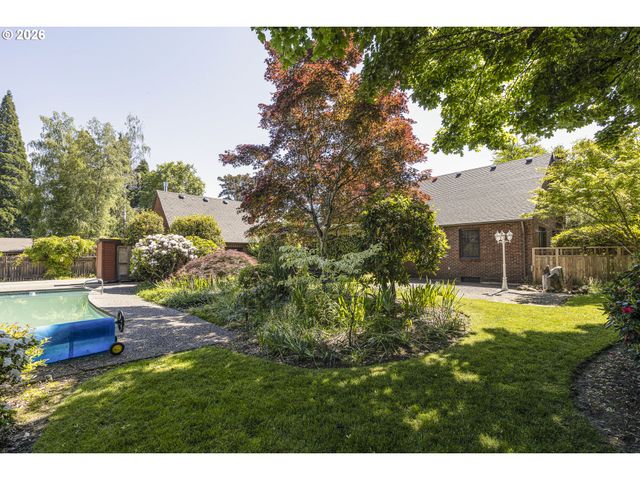 809 Ne JACKSON SCHOOL Rd, Hillsboro, OR 97124