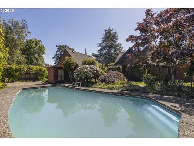 809 Ne JACKSON SCHOOL Rd, Hillsboro, OR 97124