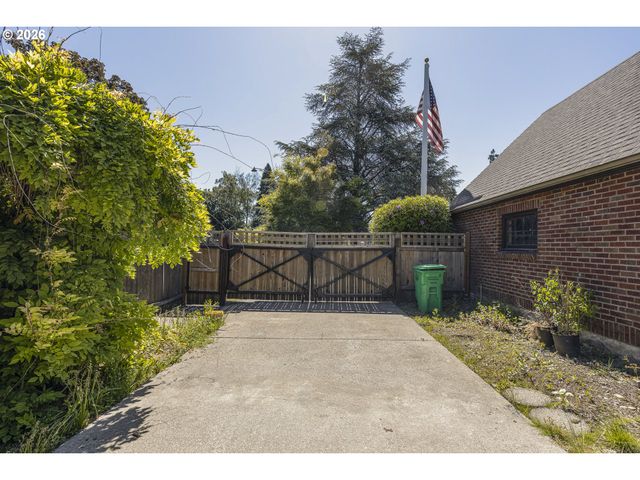 809 Ne JACKSON SCHOOL Rd, Hillsboro, OR 97124