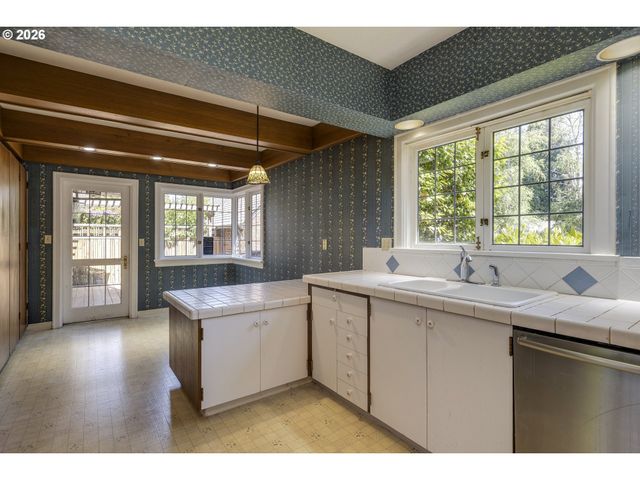 809 Ne JACKSON SCHOOL Rd, Hillsboro, OR 97124