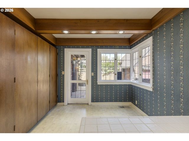 809 Ne JACKSON SCHOOL Rd, Hillsboro, OR 97124