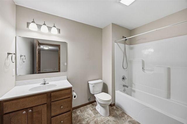 562 Meadow Oak Circle, Fairfax, IA 52228