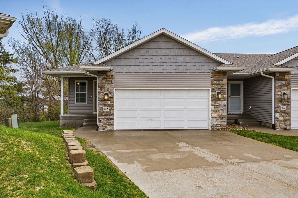 562 Meadow Oak Circle, Fairfax, IA 52228