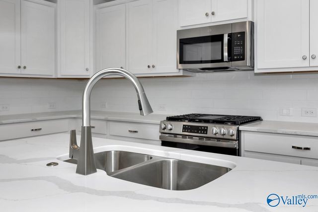 9504 Hampton Oak Drive SE, Owens Cross Roads, AL 35763