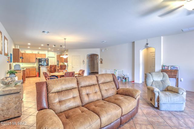 70 E Calle Vivaz, Green Valley, AZ 85614