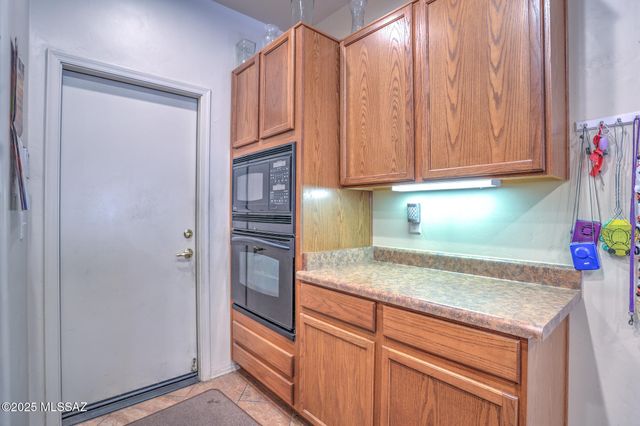 70 E Calle Vivaz, Green Valley, AZ 85614