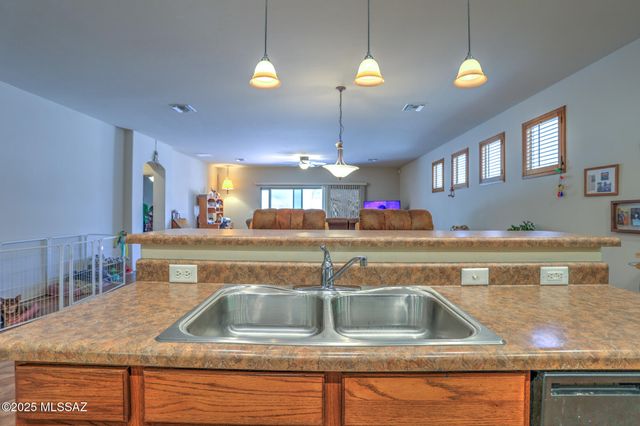 70 E Calle Vivaz, Green Valley, AZ 85614