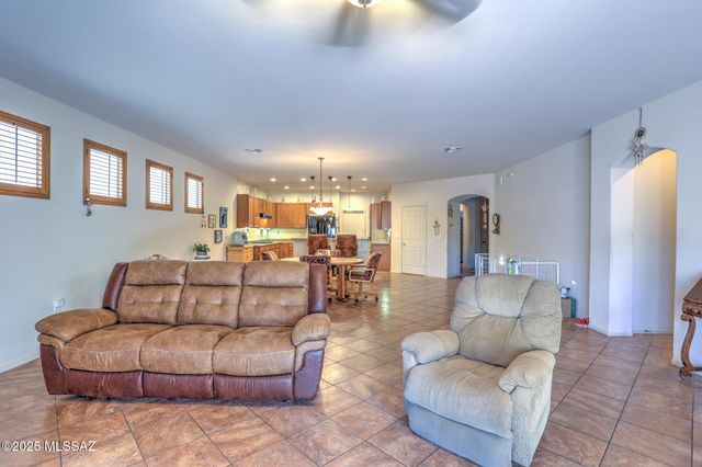 70 E Calle Vivaz, Green Valley, AZ 85614