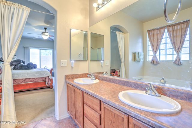 70 E Calle Vivaz, Green Valley, AZ 85614