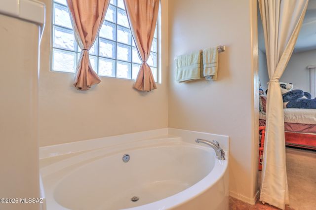 70 E Calle Vivaz, Green Valley, AZ 85614