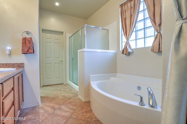 70 E Calle Vivaz, Green Valley, AZ 85614