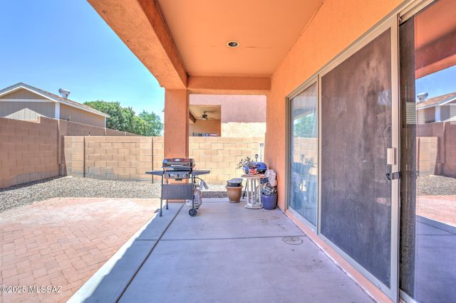 70 E Calle Vivaz, Green Valley, AZ 85614