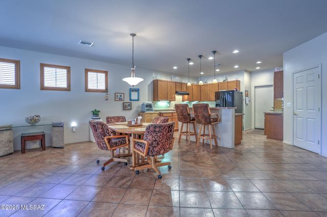 70 E Calle Vivaz, Green Valley, AZ 85614