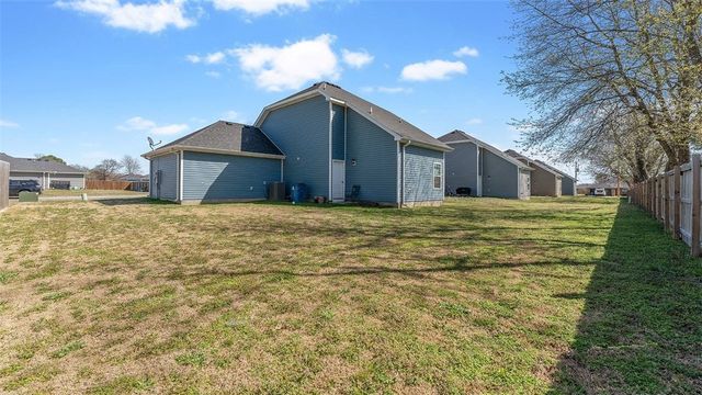 303 Fieldstone Circle, Gravette, AR 72736