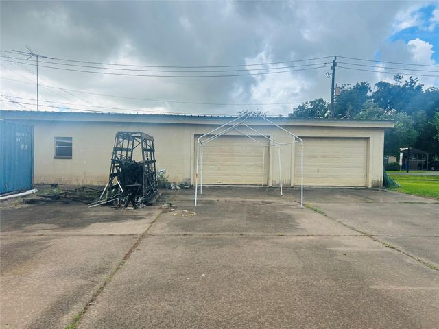 104 Smith Street, Clute, TX 77531