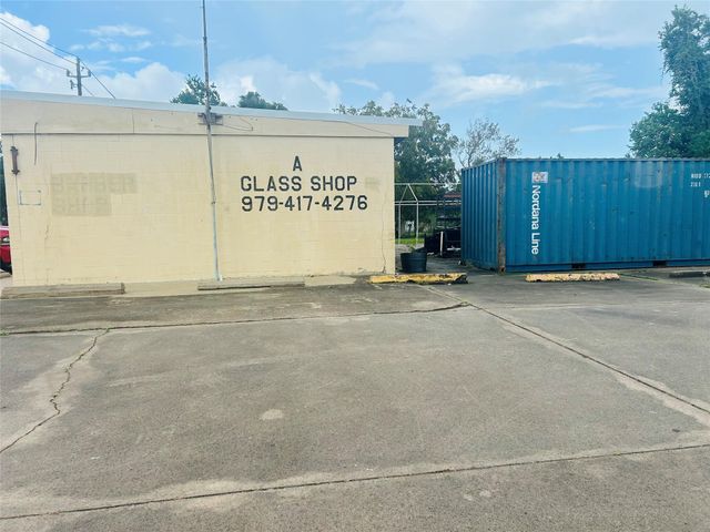 104 Smith Street, Clute, TX 77531