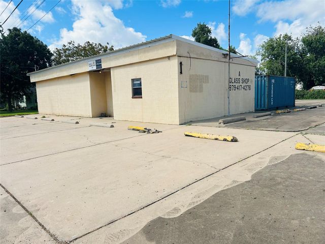 104 Smith Street, Clute, TX 77531