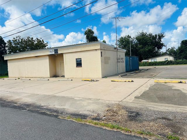 104 Smith Street, Clute, TX 77531