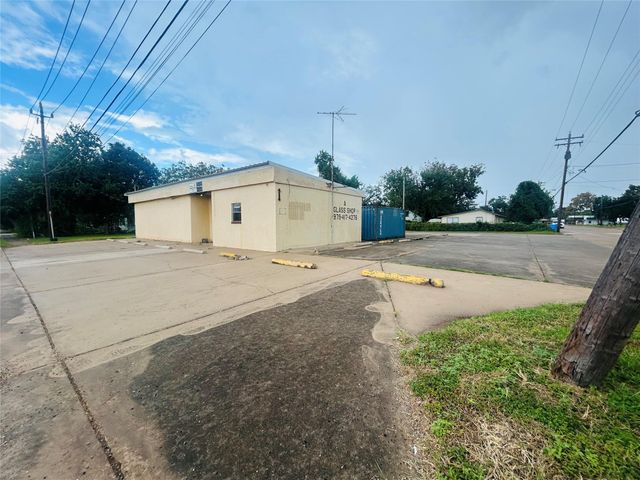 104 Smith Street, Clute, TX 77531