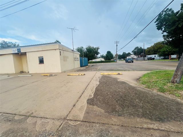 104 Smith Street, Clute, TX 77531