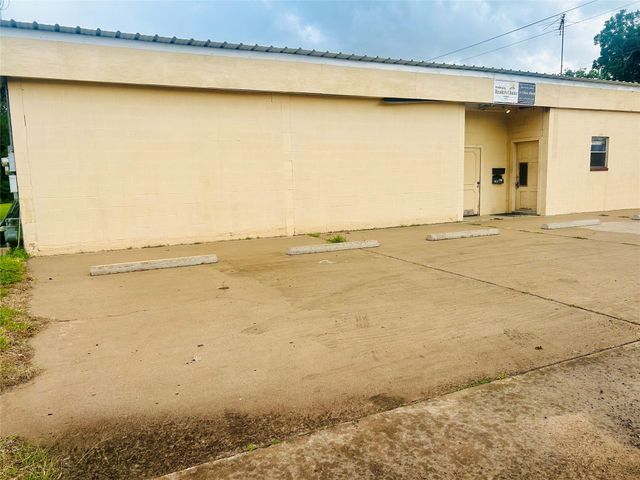 104 Smith Street, Clute, TX 77531