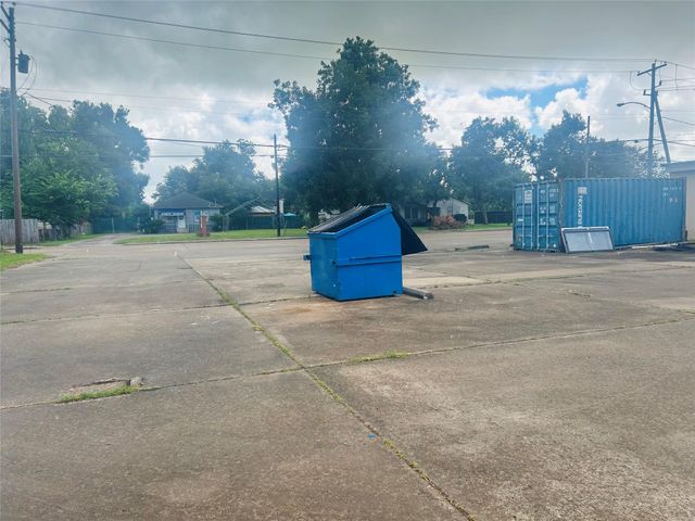 104 Smith Street, Clute, TX 77531