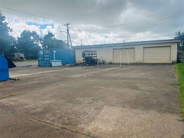 104 Smith Street, Clute, TX 77531
