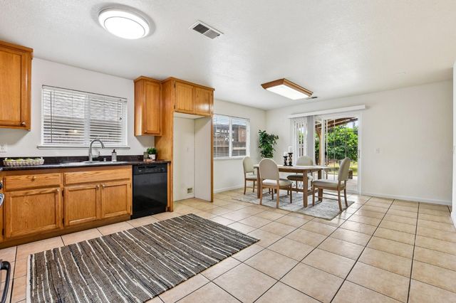 3302 19th Ave, Sacramento, CA 95820