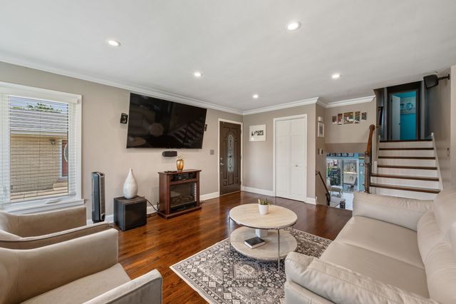 8426 W Betty Terrace, Niles, IL 60714