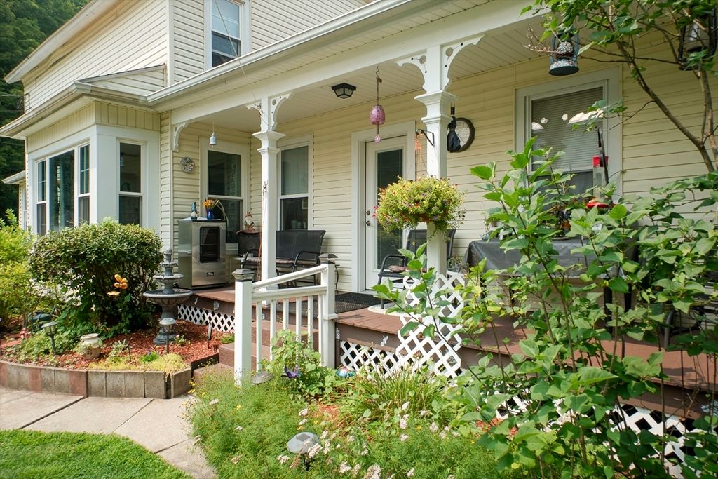 11 Crescent St, Montague, MA 01349