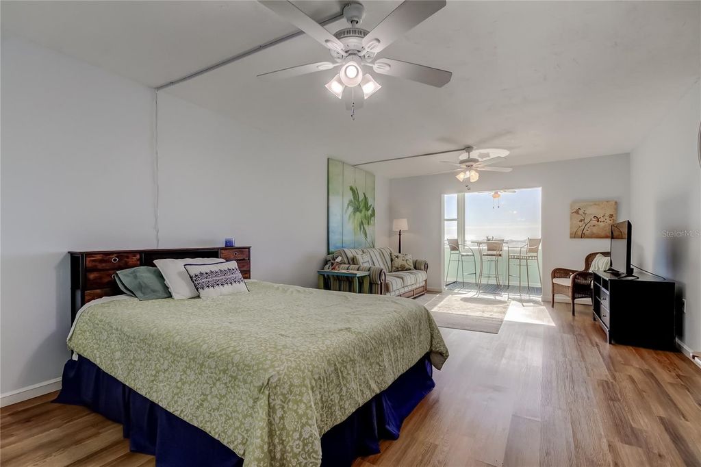 Image 12 of property listing at 4775 COVE CIRCLE 1105, St Petersburg, FL 33708