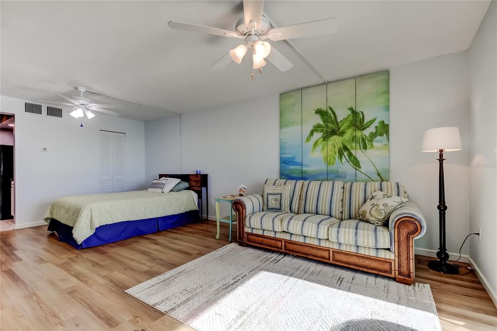 Image 19 of property listing at 4775 COVE CIRCLE 1105, St Petersburg, FL 33708