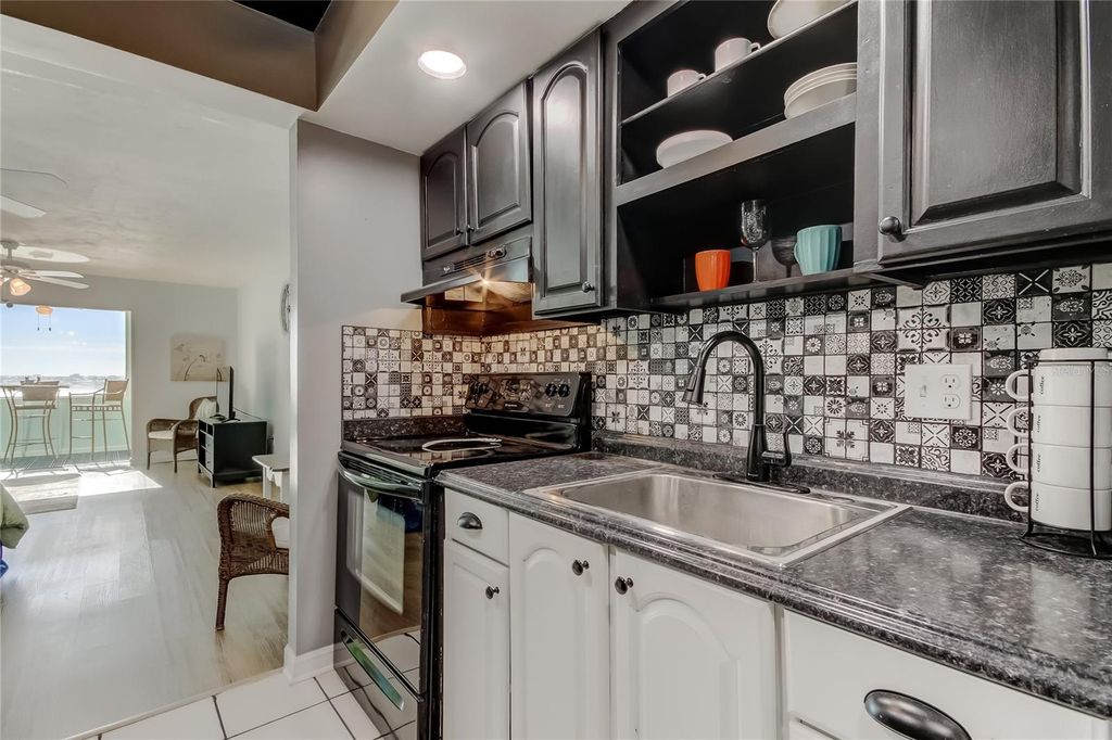 Image 3 of property listing at 4775 COVE CIRCLE 1105, St Petersburg, FL 33708