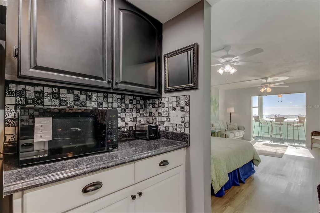 Image 4 of property listing at 4775 COVE CIRCLE 1105, St Petersburg, FL 33708